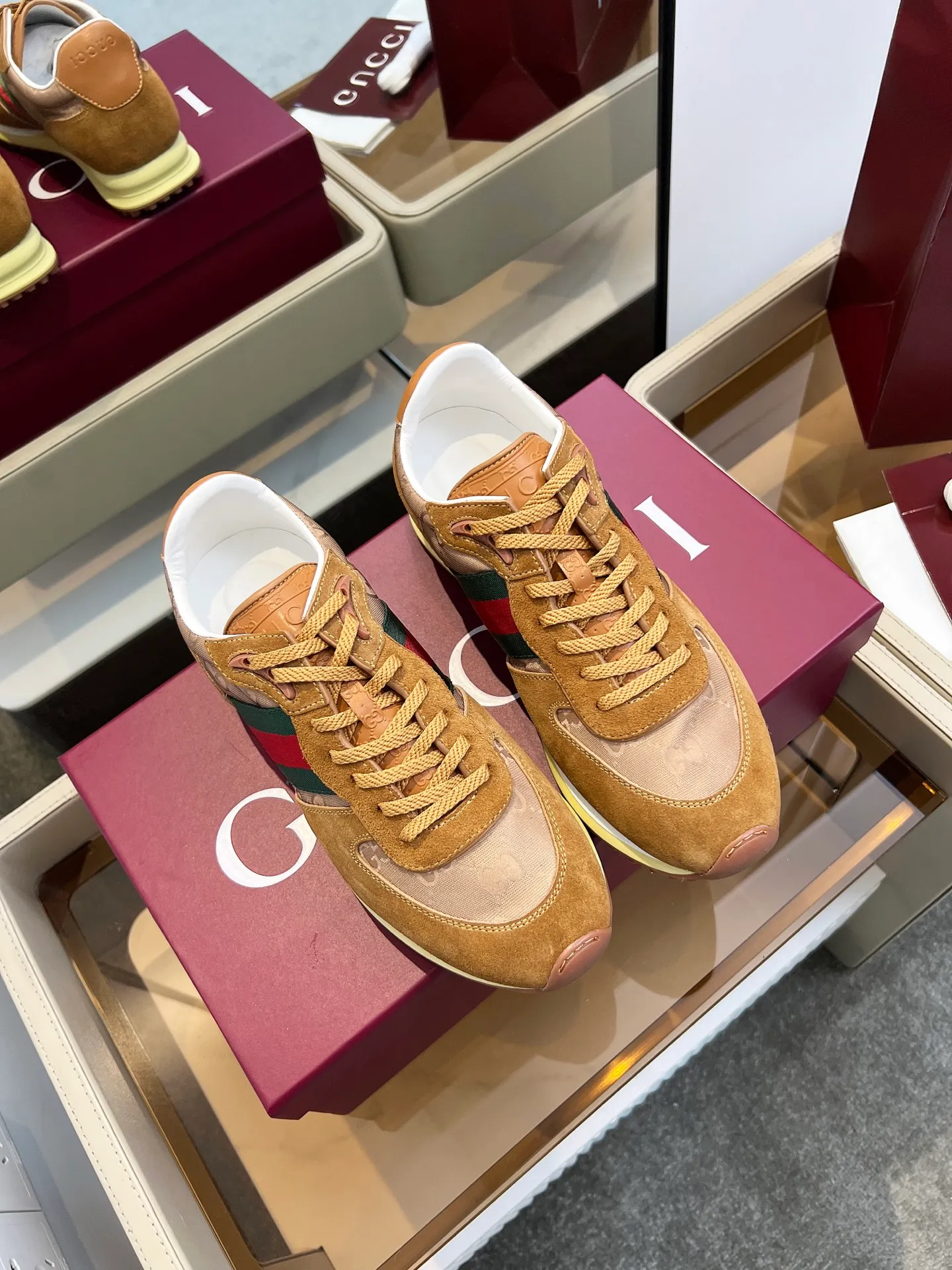 [G Home] P: 660💰 Men's Size: 40-44 (45 custom-made) GUCCI Gucci New Style When classic craftsmanship meets lazy fashion, this pair of Gucci men's casual shoes is the answer to refresh your wardrobe! The shoe body is made of soft calfskin and breathable fabric. Every step is as light as a cloud. The Italian tailoring releases the freedom of your feet, making daily travel a luxurious and comfortable experience. The iconic GG Supreme print on the side of the shoe low-key tells the brand's genes, and the metal horsebit embellishes the tongue, instantly lighting up the minimalist design; the contrasting webbing on the heel adds a smart layer, and the rubber serrated sole combines retro texture with modern anti-slip performance. Whether paired with jeans, a dress or wide-leg trousers, it can be the finishing touch of a look - languid yet sophisticated, effortless yet edgy.